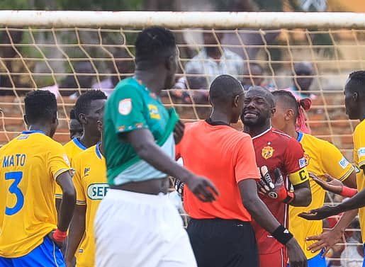 You are currently viewing Onduparaka, KCCA game interrupted by fans chaos